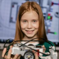 Mädchen mit selbstgebauten fahrenden Roboter