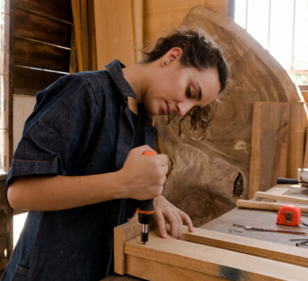 Frau beim Bauen in Holzwerkstatt
