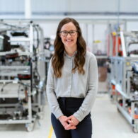 Lächelnde Frau in Maschinen-Fabrik