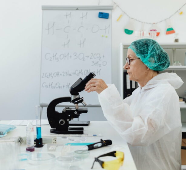 Frau in Labor mit Mikroskop