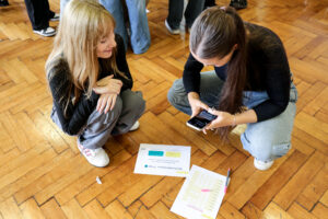 Zwei Schülerinnen lösen eine Aufgabe im Workshop