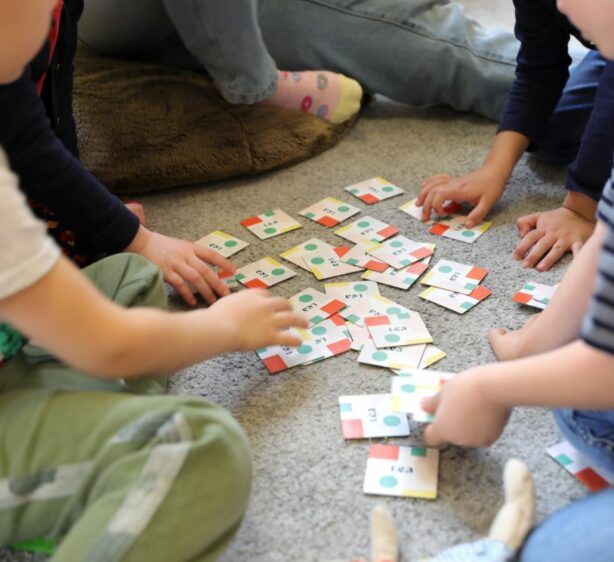 Kinder im Kindergartenalter spielen Memory