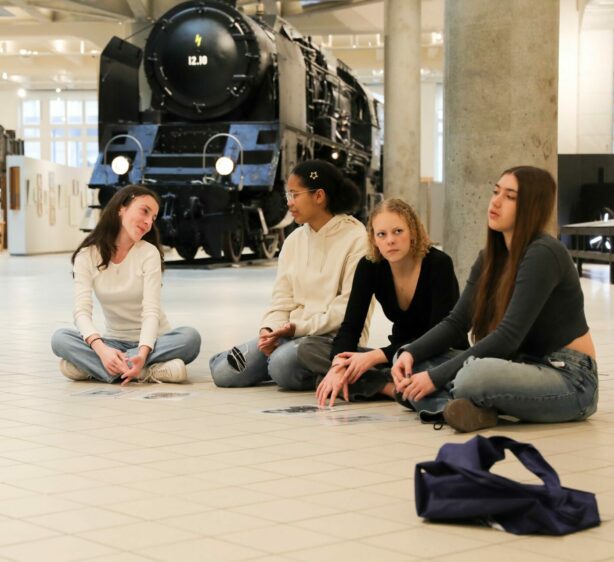 Jugendliche sitzen im technischen Museum