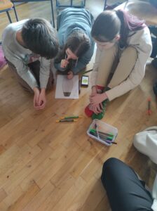 Schülerinnen und Schüler bei Zeichenaufgabe im LEA-Workshop