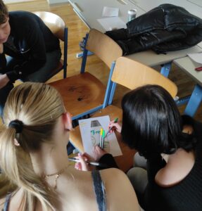 Schülerinnen bei Zeichenaufgabe im LEA-Workshop