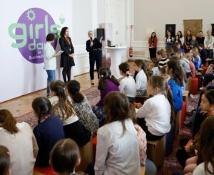 Am 27. April 2023 fand der Girls' Day im Bundeskanzleramt statt. Im Bild Bundesministerin Susanne Raab bei der Eröffnung.