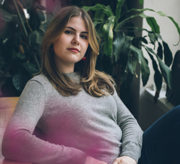 Porträtfoto einer jungen Frau