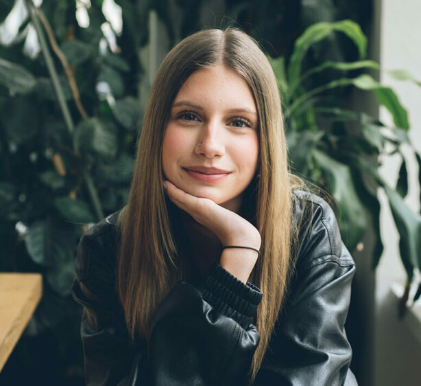 Porträtfoto einer jungen Frau