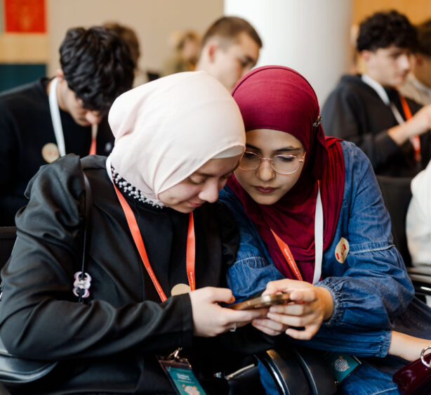 Jugendliche schauen auf ein Smartphone - c_MiriamMehlman