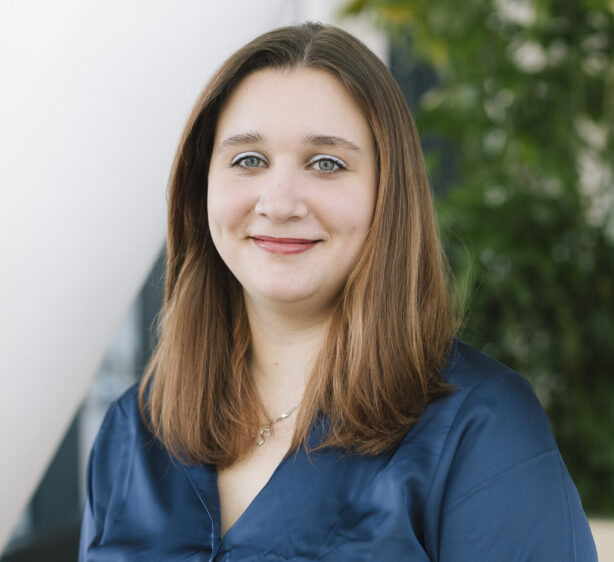 Portraitfoto von LEA-Jugendbeirätin Iris